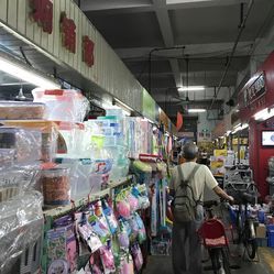 南泰日用品批發(fā)市場(chǎng)的木材銷(xiāo)售 跨界經(jīng)營(yíng)與市場(chǎng)機(jī)遇探析